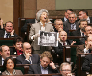 Awantura w Sejmie. Nelli Rokita (PiS) z plakatem Grześ, Miro i Zbych. POwrócili do gry 