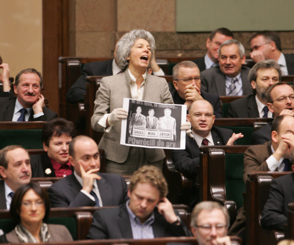 Awantura w Sejmie. Nelli Rokita (PiS) z plakatem Grześ, Miro i Zbych. POwrócili do gry 