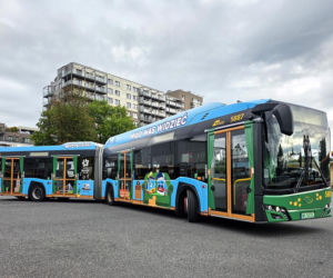  Wakacyjny autobus na ulicach stolicy
