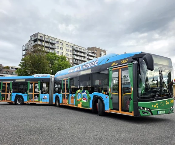  Wakacyjny autobus na ulicach stolicy