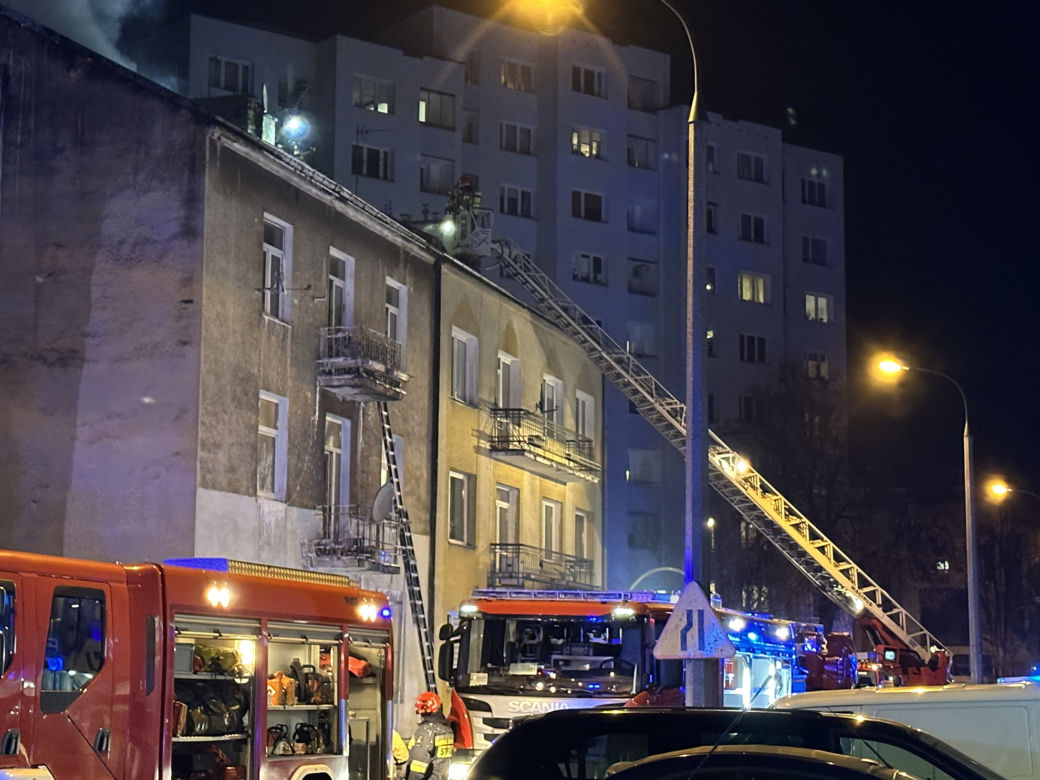 Wielki dym i ogień na Targówku. Pożar kamienicy, w akcji strażacy