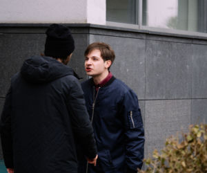 Na Wspólnej odc. 3277. Tomek (Krzysztof Chodorowski), ksiądz Olek (Jan Hussakowski)
