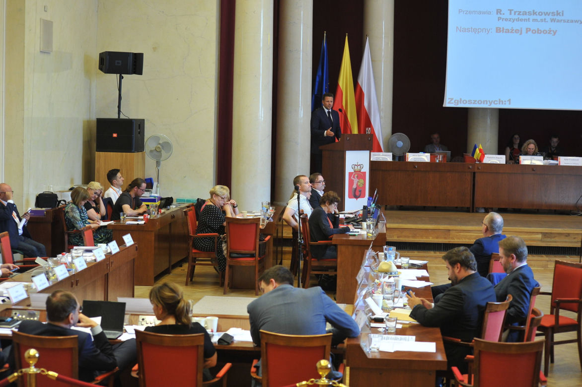 Rada Warszawy rozlicza Trzaskowskiego