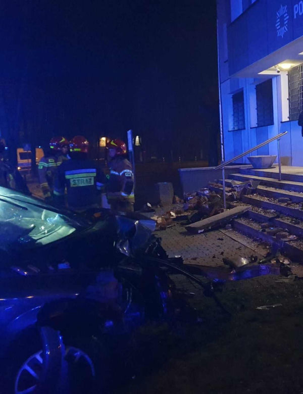Tarnów. 75-latek wjechał samochodem w komisariat policji. Dwie osoby w szpitalu