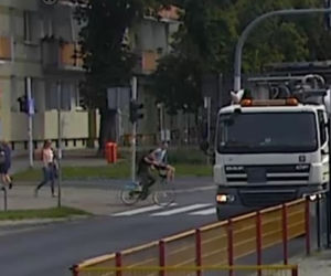 Potrącili seniorkę i uciekli z miejsca zdarzenia. Policja z Torunia prosi o pomoc w ich namierzeniu