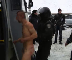 Berkut nagi demonstrant