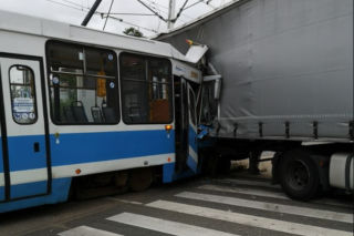 Wypadek we Wrocławiu: Ciężarówka wjechała wprost pod tramwaj! Ranny motorniczy
