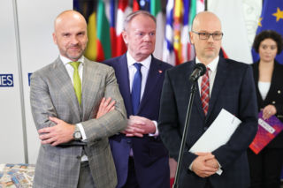 Deregulcja: podatki i sądy