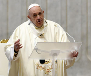 Papież Franciszek pozwala kobietom czytać