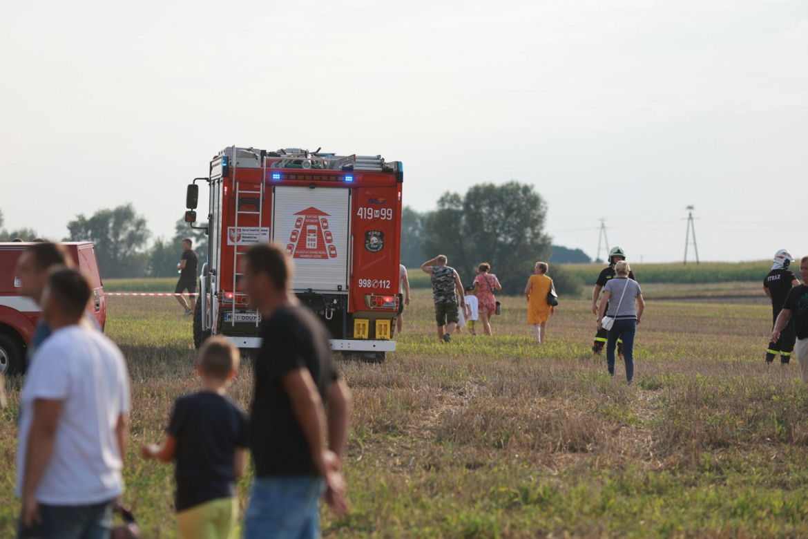 Groza na pikniku wojskowym. Policyjny Black Hawk zahaczył o linię wysokiego napięcia