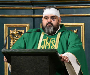 Ks. Adrian głosi kazanie na mszy świętej sprawowanej w intencji śp. ks. Stanisława Zbojnowicza w kościele rektoralnym pw. św. Mikołaja i św. Stanisława Biskupa w Jarosławiu