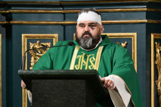 Ks. Adrian głosi kazanie na mszy świętej sprawowanej w intencji śp. ks. Stanisława Zbojnowicza w kościele rektoralnym pw. św. Mikołaja i św. Stanisława Biskupa w Jarosławiu