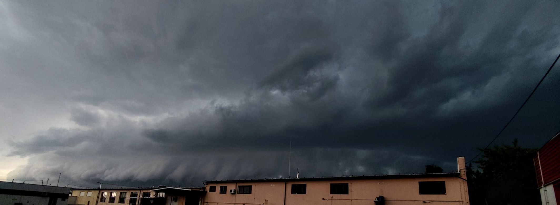 Potężne burze nad Polską. Drzewa spadały na samochody, setki interwencji straży pożarnej 