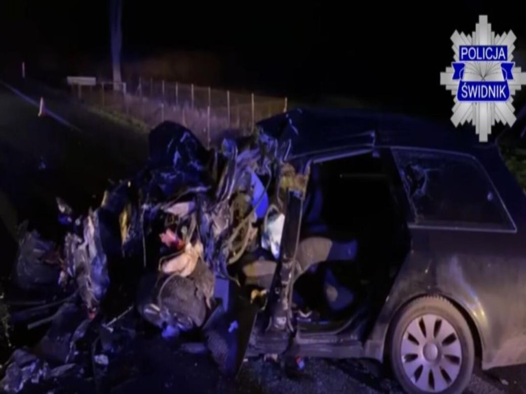 Czołowe zderzenie audi z autobusem. Tragiczny wypadek na drodze pod Lublinem