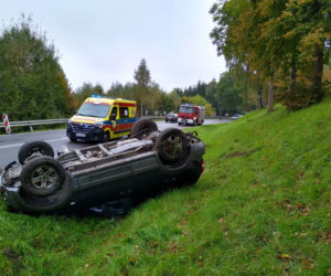 Wypadek na DK 51. Na odcinku Ługwałd - Spręcowo dachował samochód. Uwaga na utrudnienia!