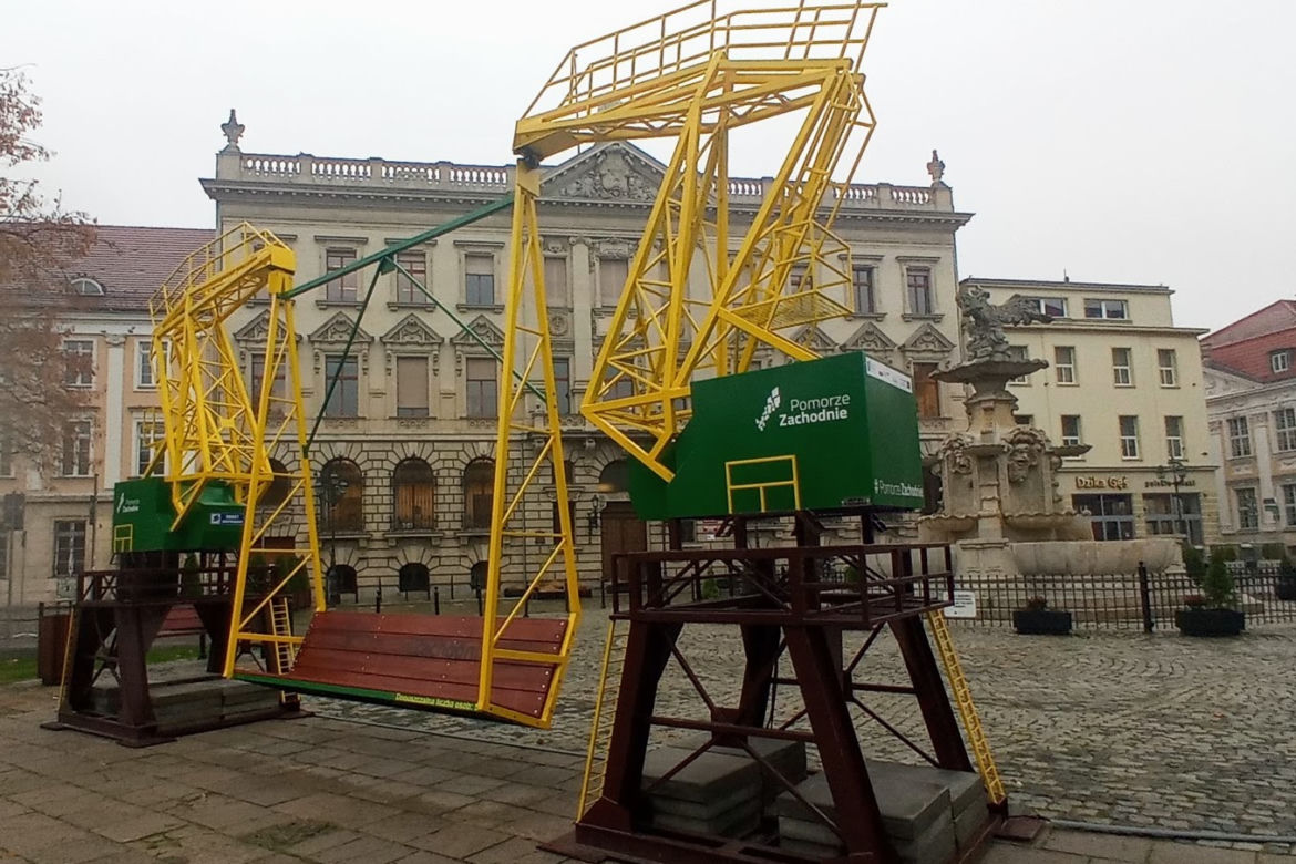 "Dźwigozaurowa" huśtawka stanęła na placu Orła Białego
