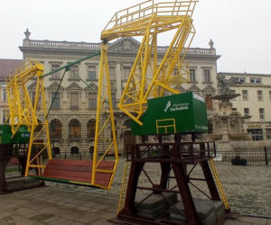 Dźwigozaurowa huśtawka stanęła na placu Orła Białego
