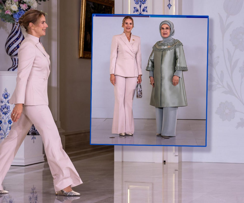Marta Nawrocka idzie w jasnym garniturze. Na wstawce stoi obok Emine Erdoğan. O szczycie NATO przeczytasz na SE.