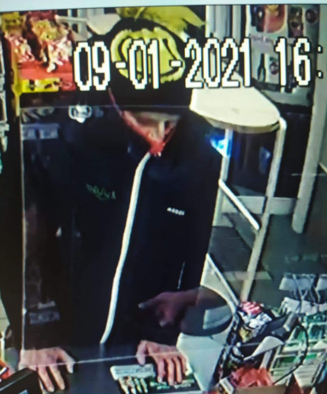 Katowice: Chciał zapłacić za zakupy zabawkowym banknotem. Teraz szuka go policja. Rozpoznajecie? [ZDJĘCIA]
