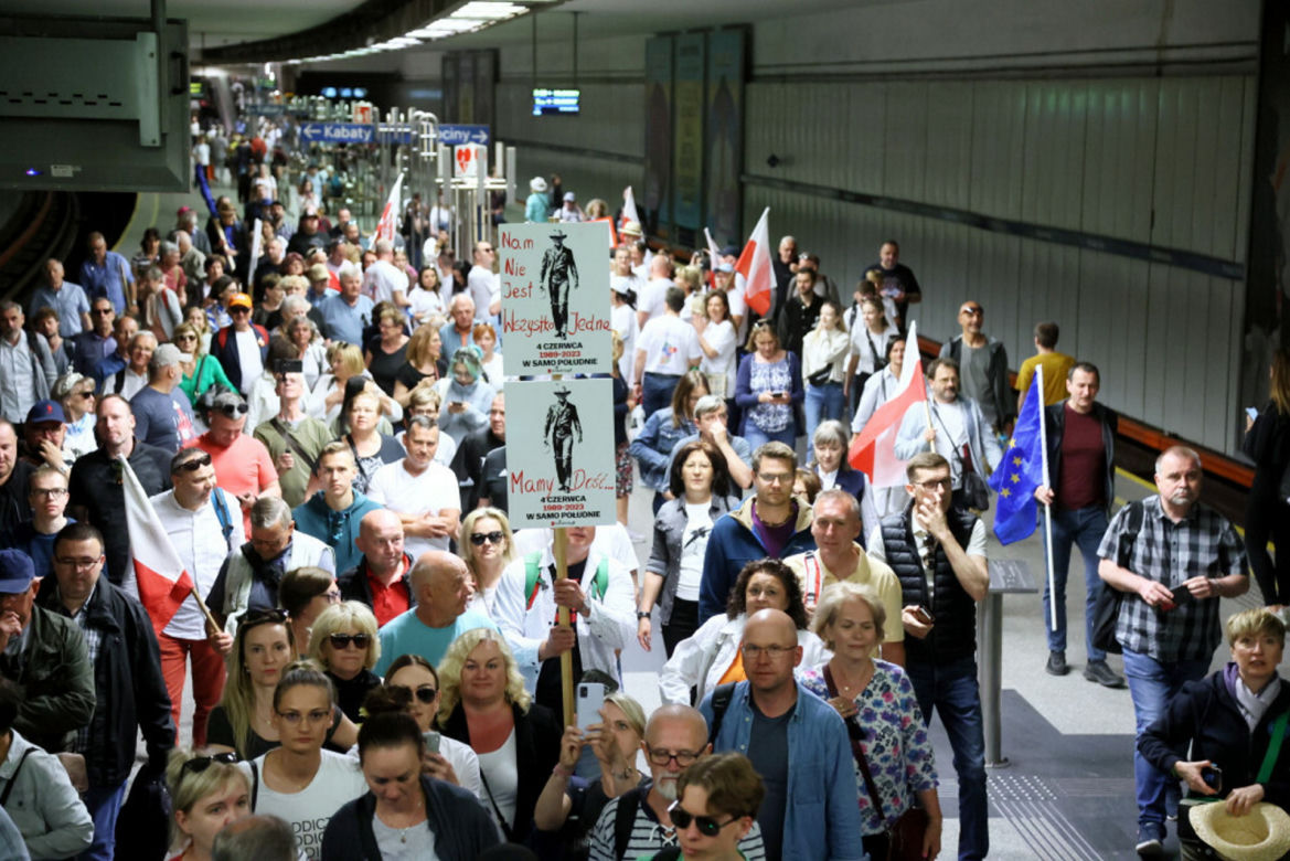 Takich tłumów w warszawskim metrze jeszcze nie było. Ledwo mieścili się na peronach!
