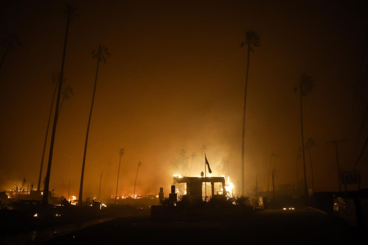 Strażacy walczą z pożarem w Pacific Palisades, ekskluzywnej dzielnicy Los Angeles 