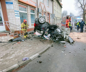  Braniewo. 27-letni kierowca uderzył w budynek apteki