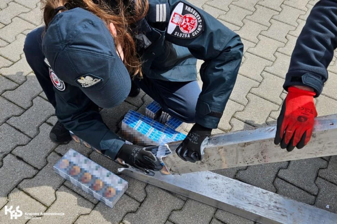 „Lewe” papierosy z Białorusi ukryte pod torfem. Miały trafić do powiatu braniewskiego [ZDJĘCIA]
