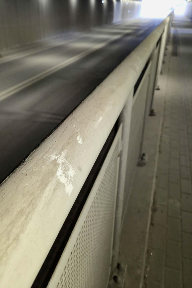 Bród i smród w tunelu pod torami w Siedlcach