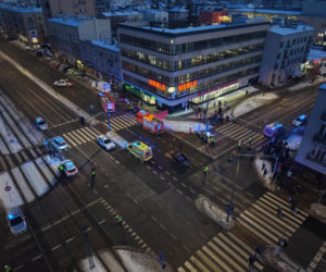 Śmigłowiec ratunkowy na placu Szembeka! Zderzenie samochodów, jeden z nich uderzył w kobietę i dziecko