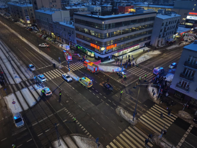 Śmigłowiec ratunkowy na placu Szembeka! Zderzenie samochodów, jeden z nich uderzył w kobietę i dziecko