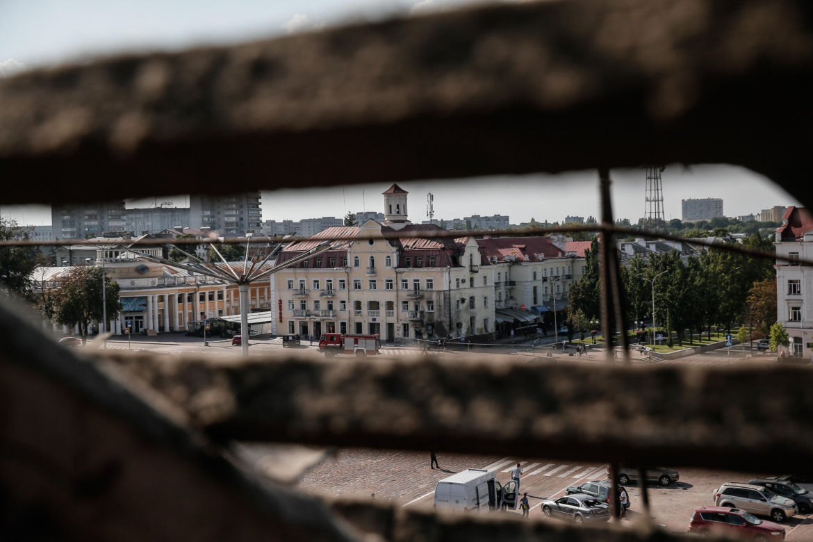 Brutalny atak na centrum ukraińskiego miasta. Pocisk spadł na teatr [ZDJĘCIA]