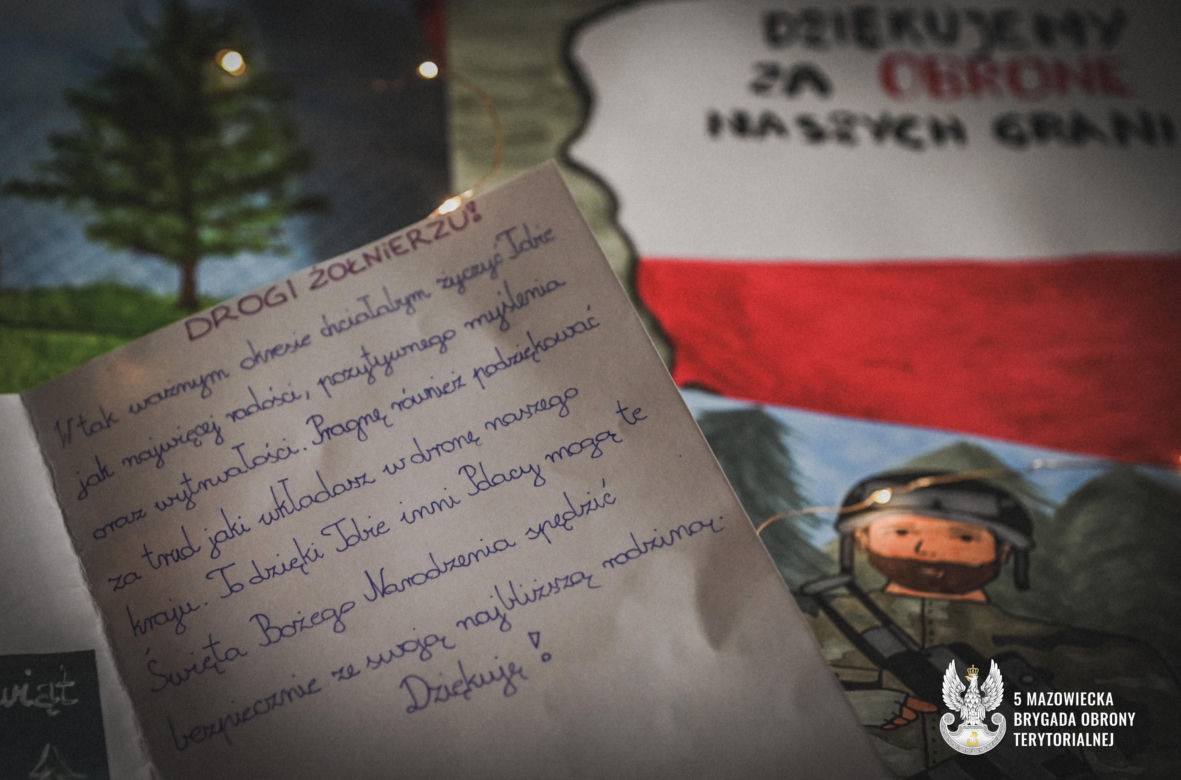Miłym akcentem tego dnia było również przekazanie żołnierzom laurek wykonanych przez dzieci w ramach akcji zainicjowanej przez 5MBOT „Wdzięczność bez granic”. 