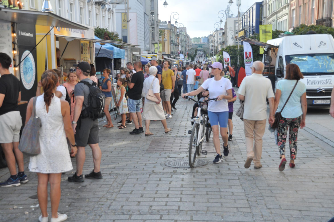 Ostatnia niedziela lata 2023 w Kielcach. Tłumy w centrum miasta