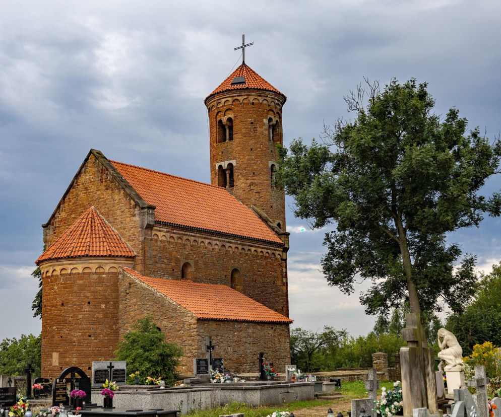 To najmniejsze miasto w województwie łódzkim. Powstało w średniowieczu, a jeszcze niedawno było wsią