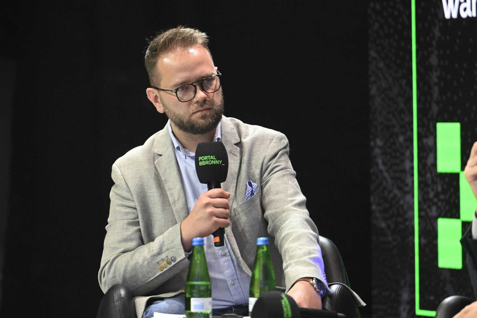 Warszawskie Targi Obronne. Scena Biała. Fake newsy. Czy można z nimi wygrać