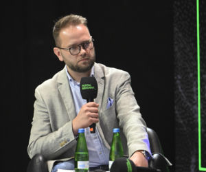 Warszawskie Targi Obronne. Scena Biała. Fake newsy. Czy można z nimi wygrać