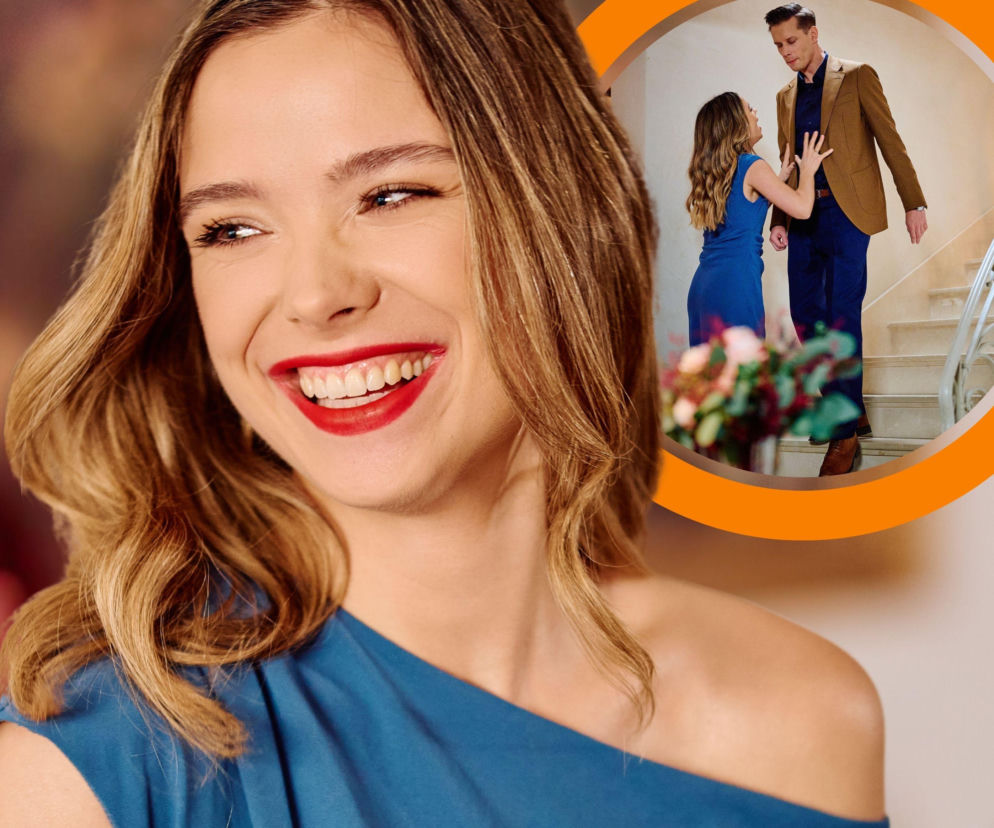 Katarzyna Gałązka jako Kalina uśmiecha się na pierwszym planie, w niebieskiej sukience, z intensywnie czerwonymi ustami. W prawym górnym rogu, w owalnym kadrze, widać ją popychającą Michała Mikołajczaka (Darka) na schodach. Więcej o intrygach bohaterów Na Wspólnej przeczytasz na portalu Super Seriale.