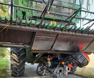 Motocyklem...staranował kombajn! Spod kolosa wyszedł o własnych siłach!
