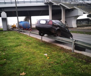 Nietypowy wypadek na Kamiennej w Bydgoszczy! Auto wjechało na barierki! [ZDJĘCIA]