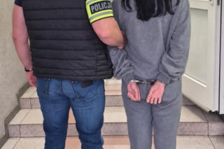 Zwabili 20-latka w pułapkę, obcięli mu włosy i brutalnie zaatakowali. Wśród podejrzanych 15-latka