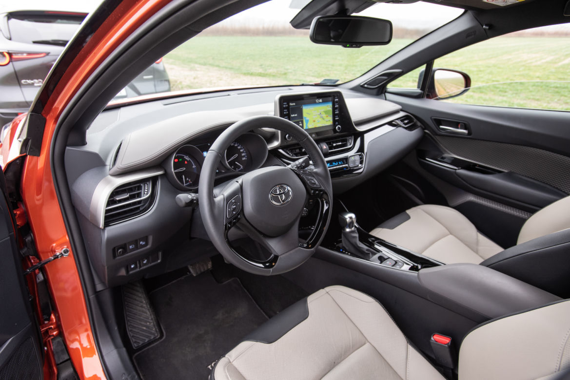 Toyota C-HR 2.0 Hybrid Dynamic Force 184 KM e-CVT vs Mazda CX-30 Skyactiv-X 180 KM 6MT AWD