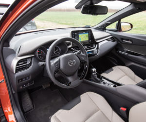 Toyota C-HR 2.0 Hybrid Dynamic Force 184 KM e-CVT vs Mazda CX-30 Skyactiv-X 180 KM 6MT AWD