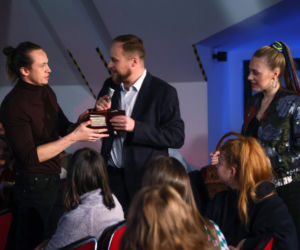 Na Wspólnej odc. 3366. Emil (Piotr Ligienza), Paweł (Grzegorz Kwiecień), Daria (Patrycja Topajew)