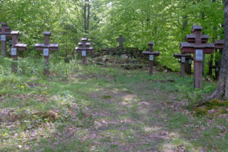 To jedna z najmniejszych wsi w Małopolsce. Znajduje się w niej zaledwie 16 domów