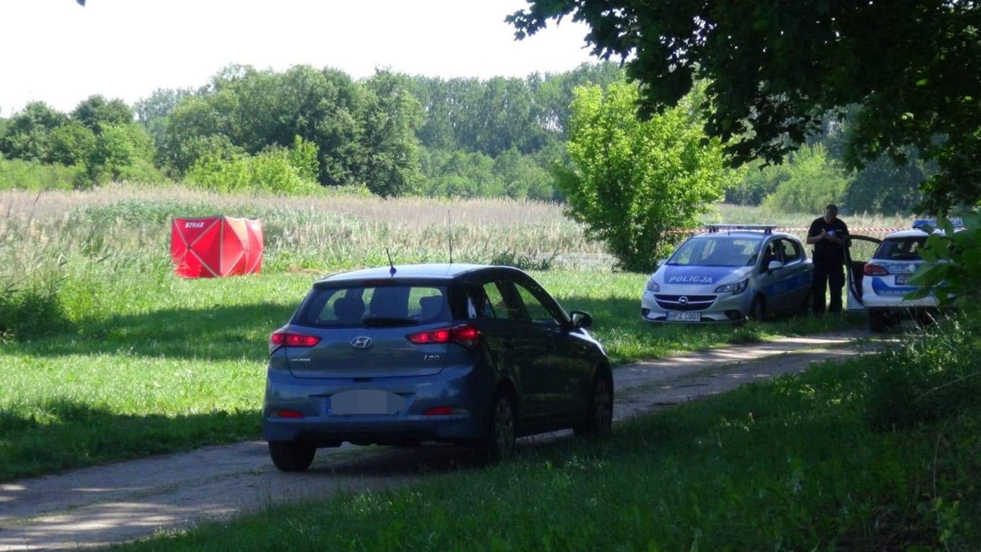 Makabra o poranku. W jeziorze pod Warszawą pływały zwłoki