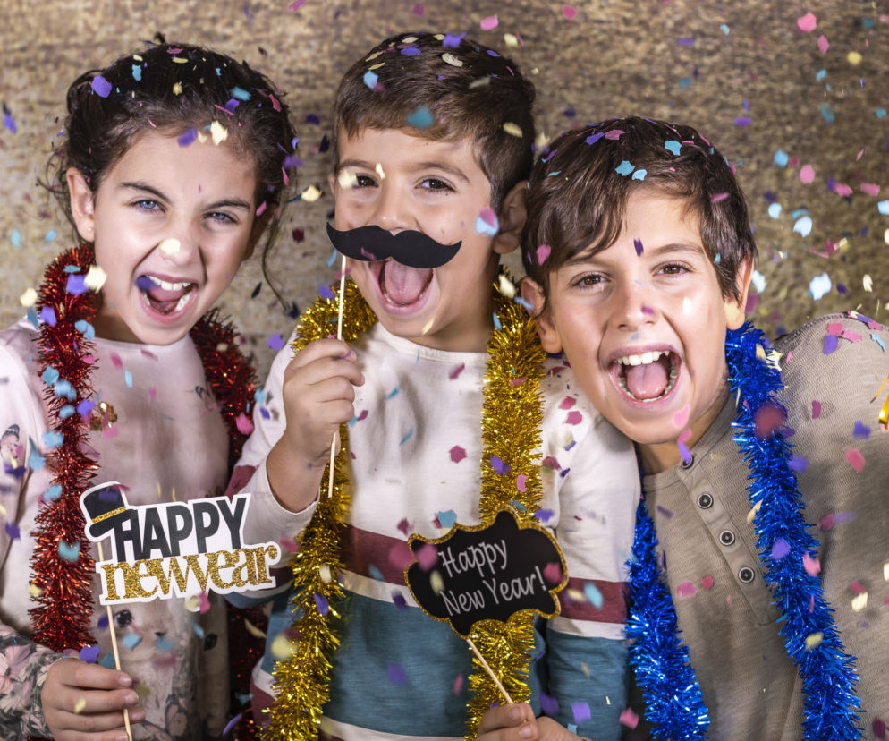 Sylwester w domu z dziećmi nie musi być nudny. Poznaj 5 pomysłów, jak spędzić go wesoło