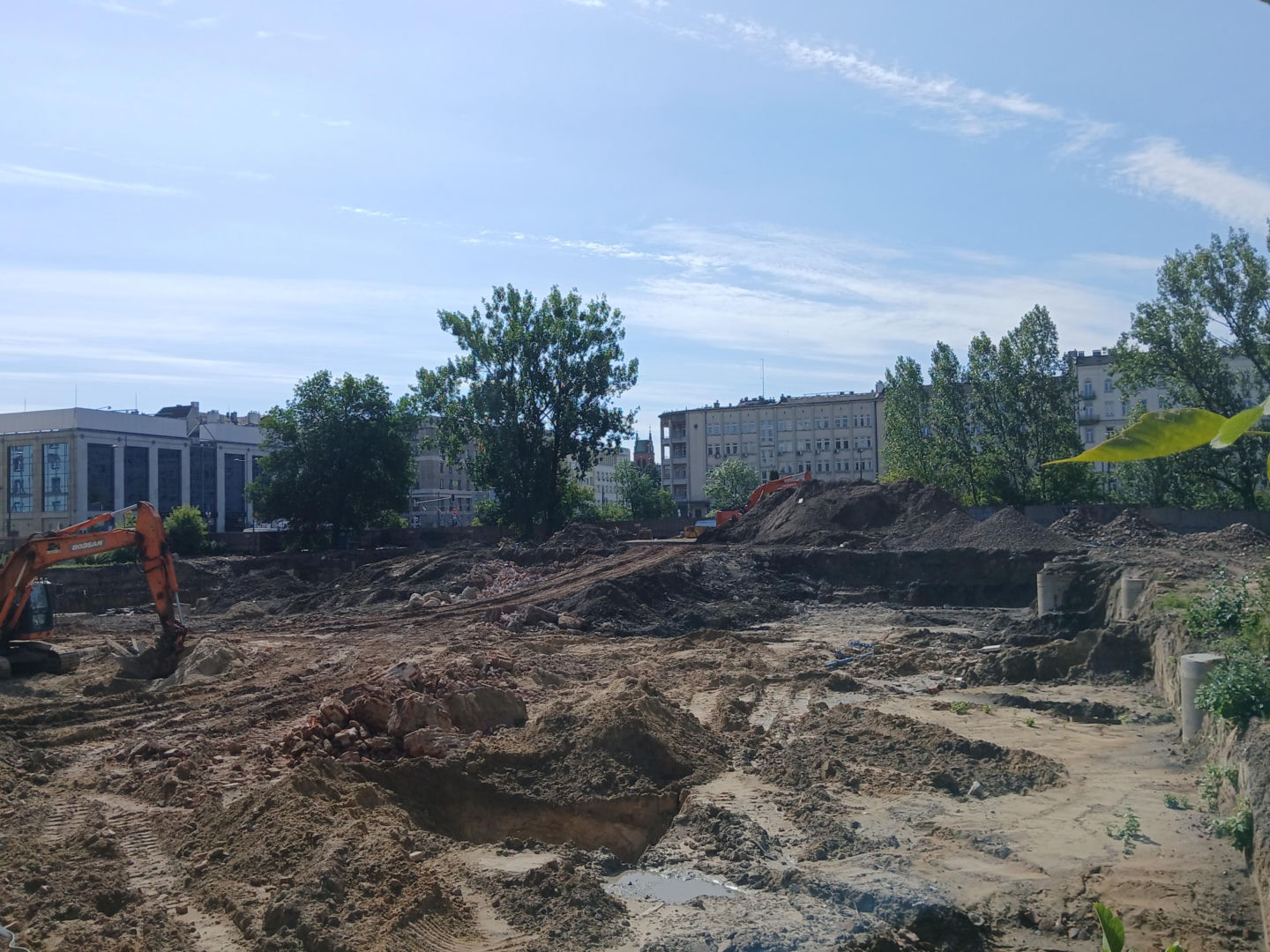 Porządkowanie terenu przy ul. Chmielnej 75 w Warszawie