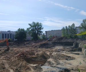 Porządkowanie terenu przy ul. Chmielnej 75 w Warszawie
