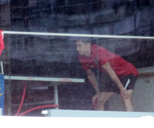 Robert Lewandowski gra w ping-pong