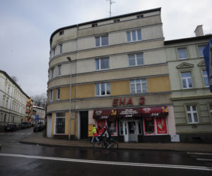 Koszalin: Dziecko wypadło z okna trzeciego piętra kamienicy